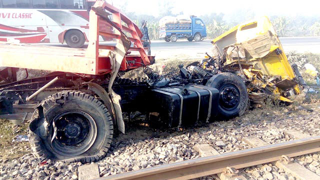 10 killed in road crashes in 7 districts