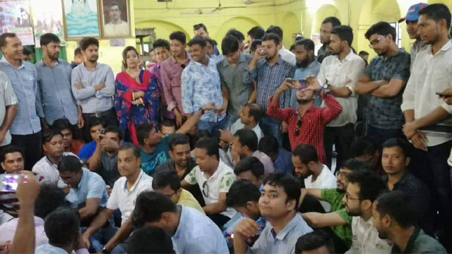 BCL activists on chairs, JCD men on floor at Madhu’s Canteen