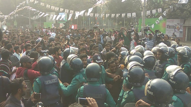 Cops stop DU protesters at Shahbagh
