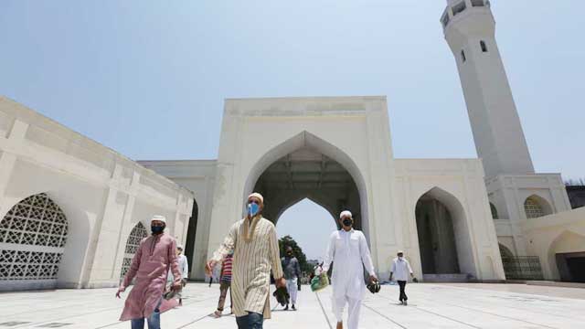 Bangladesh Muslims join Jummah prayers at mosques after a month