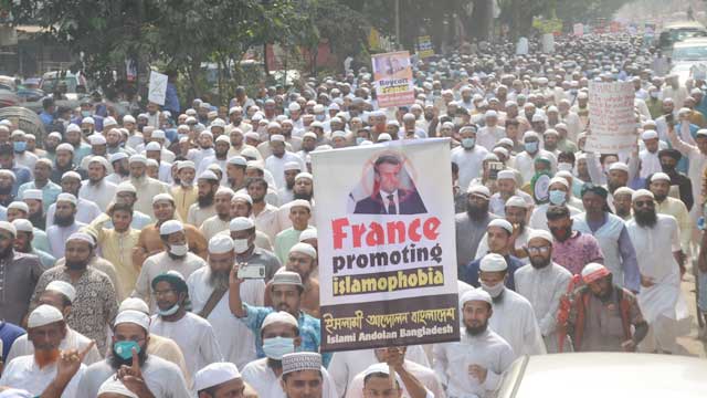 Thousands rally in Bangladesh calling for boycott of French goods