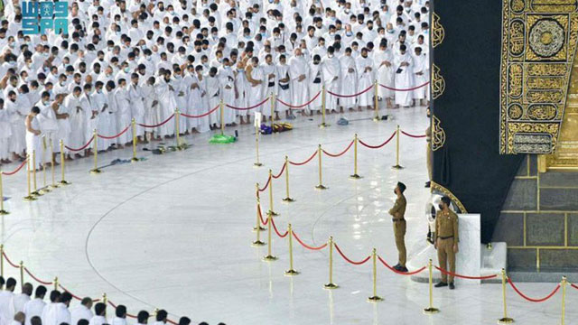 Grand Mosque in Makkah drops social distancing