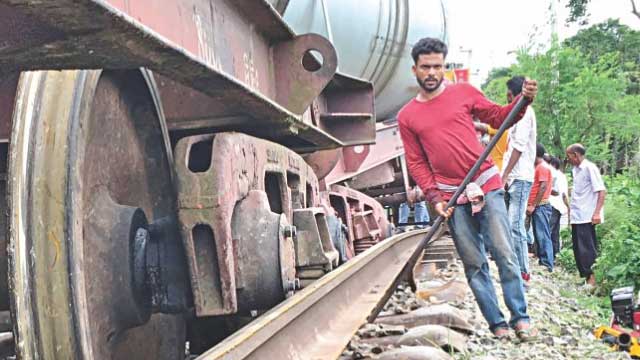 Rail link with Rajshahi restores after 28hrs