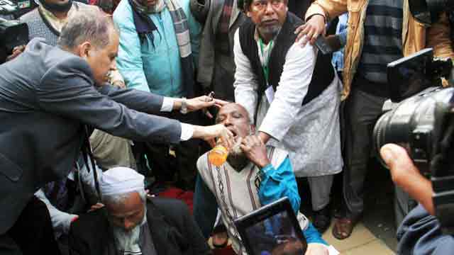 Madrasa teachers end hunger strike upon assurance