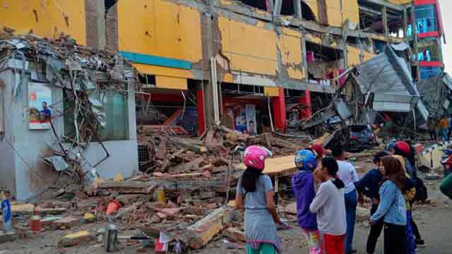 Death toll jumps to 384 after tsunami, quake in Indonesia