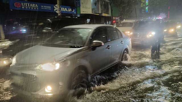 ঢাকায় জলাবদ্ধ রাস্তায় বিদ্যুৎস্পৃষ্ট হয়ে এক পরিবারের তিনজনসহ নিহত ৪