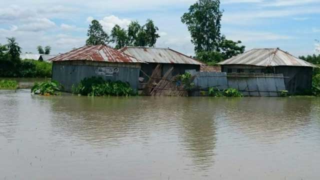 30 thousand families stranded as Dharla water rises in Kurigram, Lalmonirhat