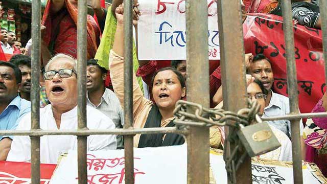 Savar garment factory workers protest for due salaries