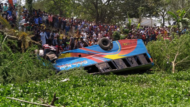 Bus falls into ditch, kills 7 in Madaripur