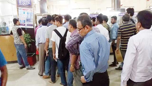Longer banking hours ahead of Eid in Dhaka