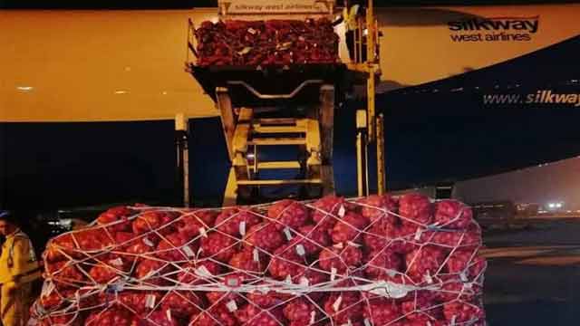 Airlifted onion from Pakistan lands in Dhaka