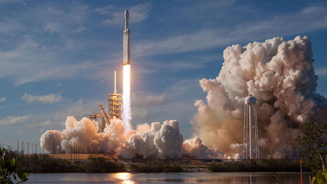 SpaceX’s Falcon Heavy rocket soars in debut test launch from Florida