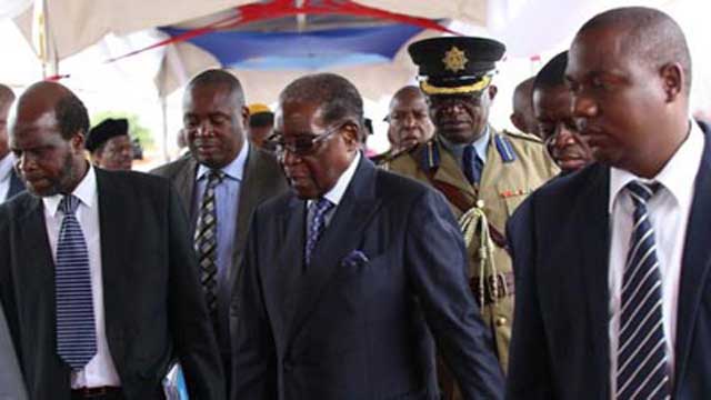 Mugabe makes first appearance after army takeover
