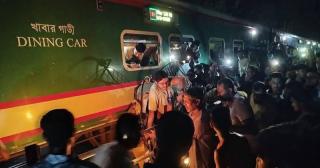 Train rams auto-rickshaw on Kalurghat Bridge: 3 dead, 5 injured