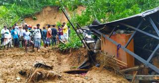 সিলেটে টিলাধসে একই পরিবারের ৪ জনের মৃত্যু