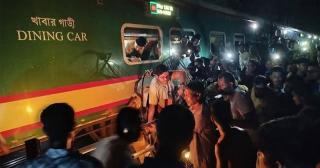 কালুরঘাট সেতুতে প্রাইভেটকার ও অটোরিকশায় ট্রেনের ধাক্কা, নিহত ৩