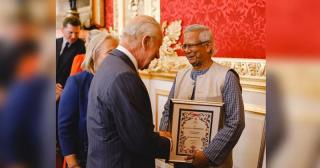 বাকিংহাম প্যালেসে ‘কিং চার্লস হারমোনি অ্যাওয়ার্ড’ গ্রহণ করেছেন ড. মুহাম্মদ ইউনূস