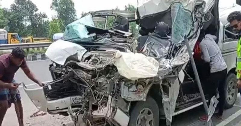 টাঙ্গাইলের মহাসড়কে ঝরল বাবা ও দুই ছেলের প্রাণ