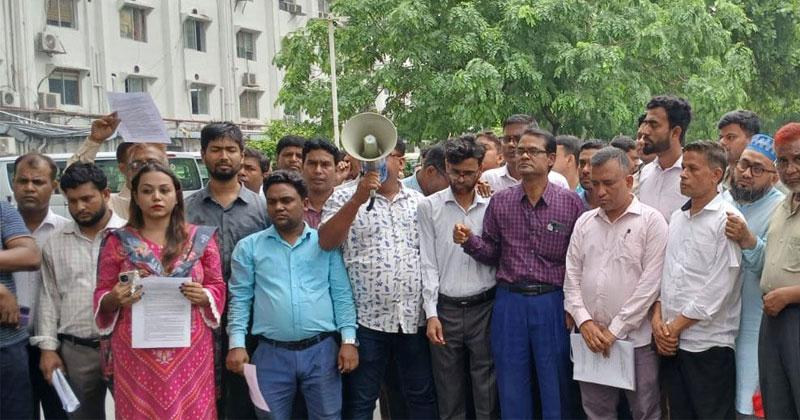 সচিবালয়ে কর্মচারীদের প্রতিবাদ সমাবেশ অব্যাহত, দুই উপদেষ্টাকে স্মারকলিপি