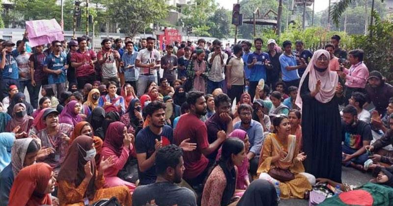 কাকরাইল মোড়ে তৃতীয় দিনের মতো আন্দোলনরত জবি শিক্ষার্থীরা