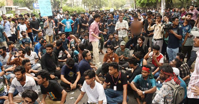আহত শতাধিক, কাকরাইলে অনড় জবি শিক্ষক-শিক্ষার্থীরা