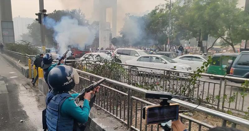 Police use batons, water cannons, tear shells to disperse mobile traders, 20 hurt
