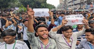 HSC candidates block roads in Dhaka demanding edn minister’s resignation