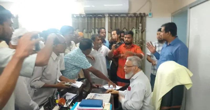 রাজশাহী মেডিকেল বিশ্ববিদ্যালয়ের উপাচার্যকে জোর করে পদত্যাগপত্রে সই