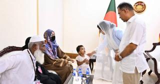 PM provides financial aid to families of soldiers killed in shell blast