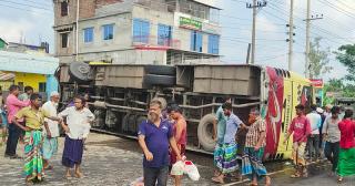 ময়মনসিংহে বাস নিয়ন্ত্রণ হারিয়ে মাহিন্দ্রা ও সিএনজিকে ধাক্কা, নিহত ২