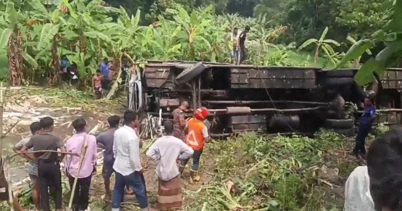 গোপালগঞ্জে যাত্রীবাহী বাস খাদে, নিহত ৩